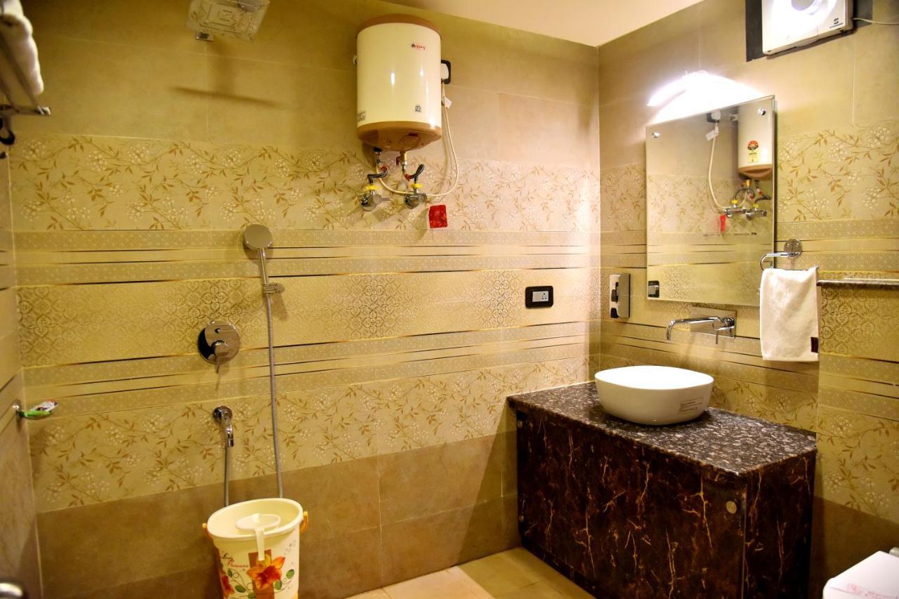 Hotel Vinayak Lucknow Buitenkant foto