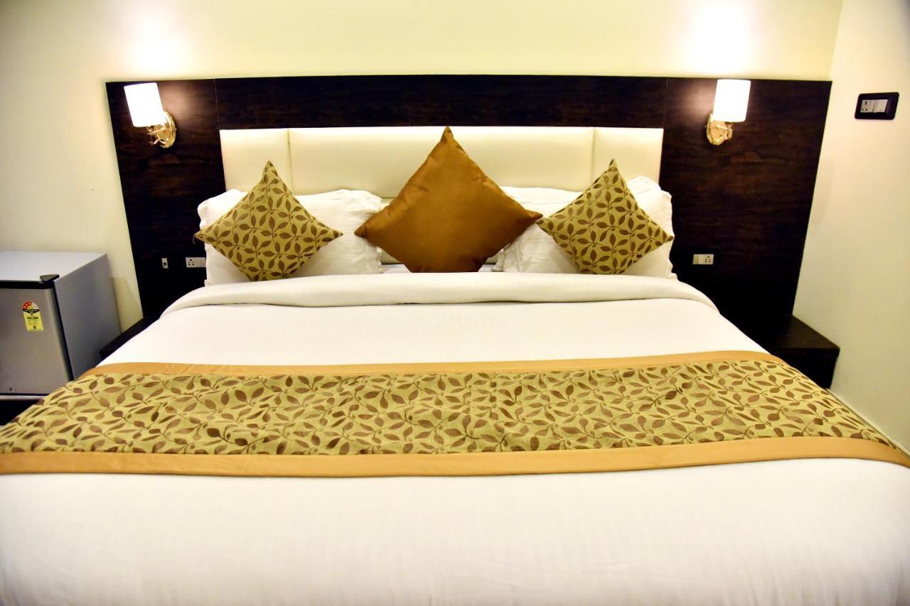 Hotel Vinayak Lucknow Buitenkant foto